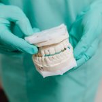 исправление зубов пластинками
